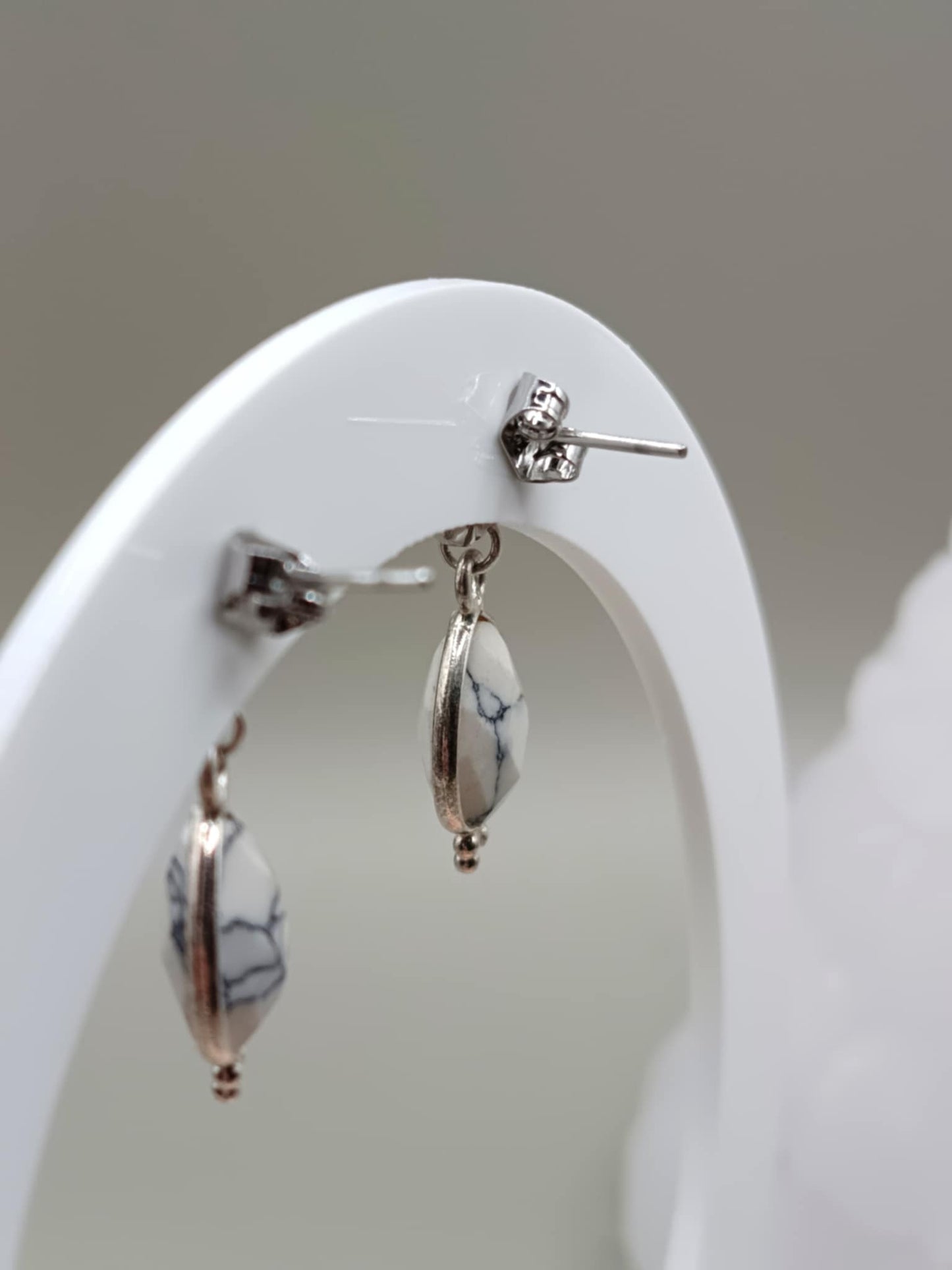 Clous d'oreilles martelée et pierre de Howlite