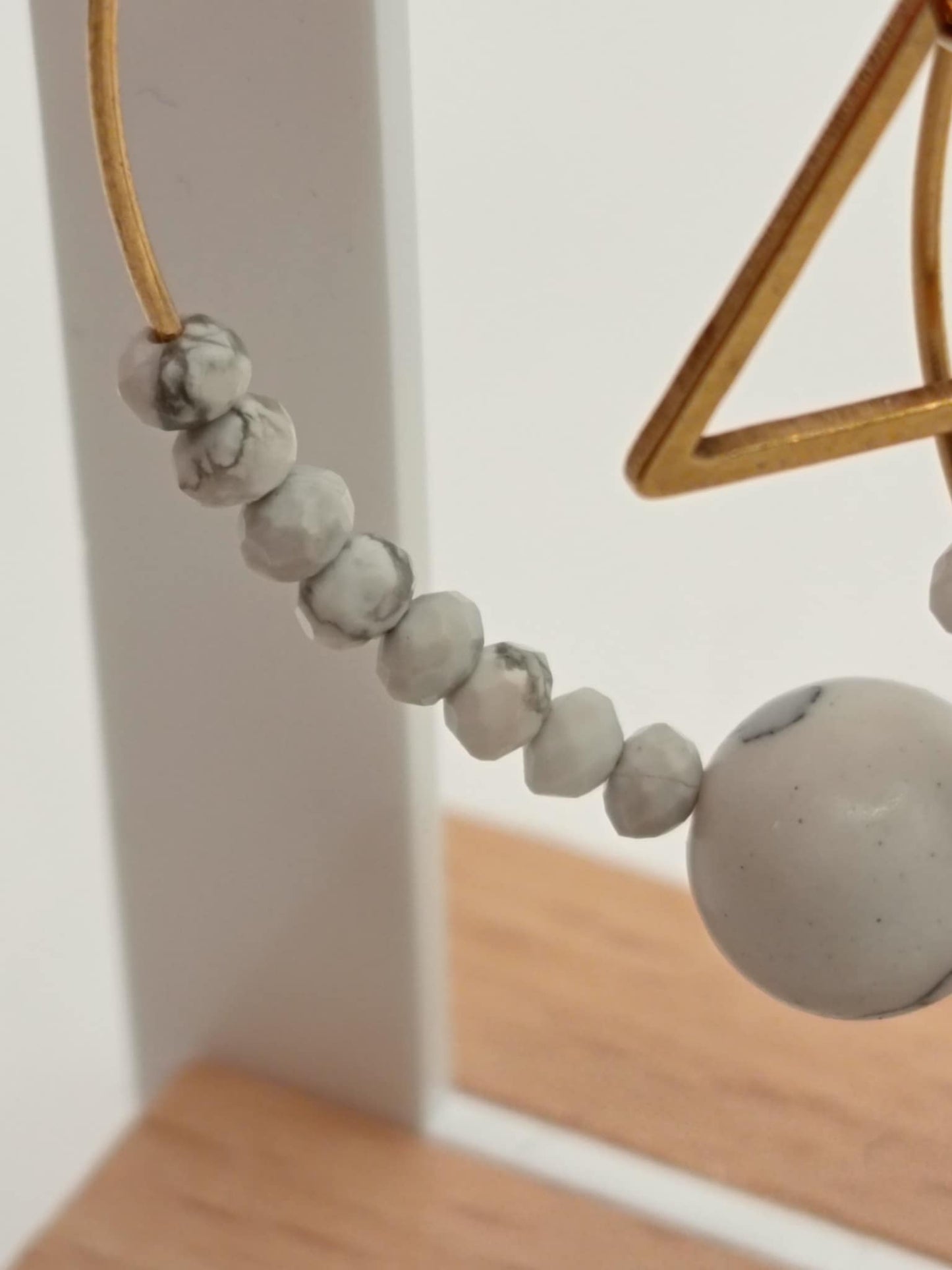 Créoles triangles Howlite