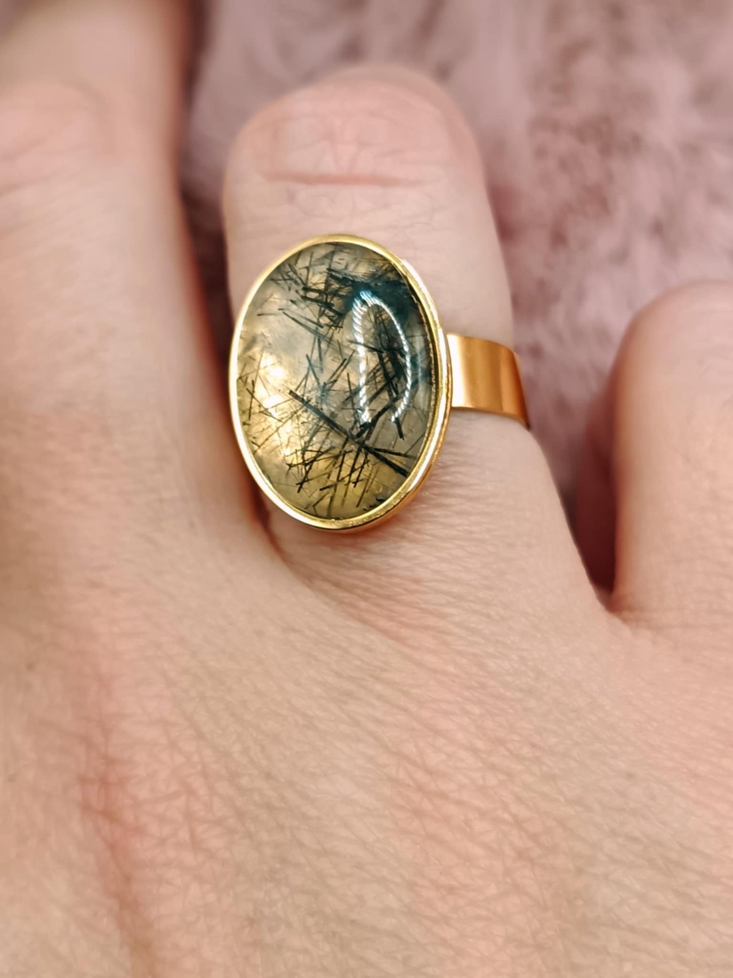 Bague dorée & quartz rutilé inclusion de tourmaline