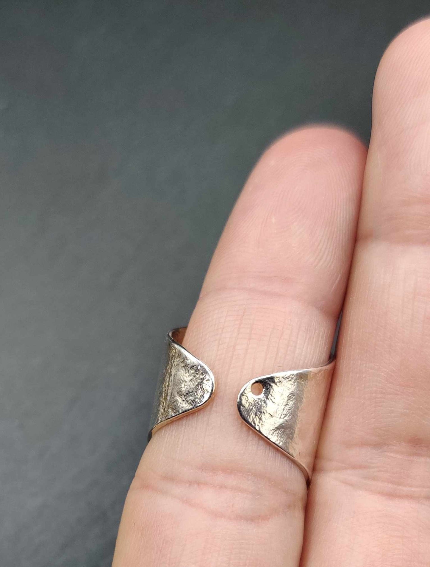 Bague martelée et sa pierre au choix