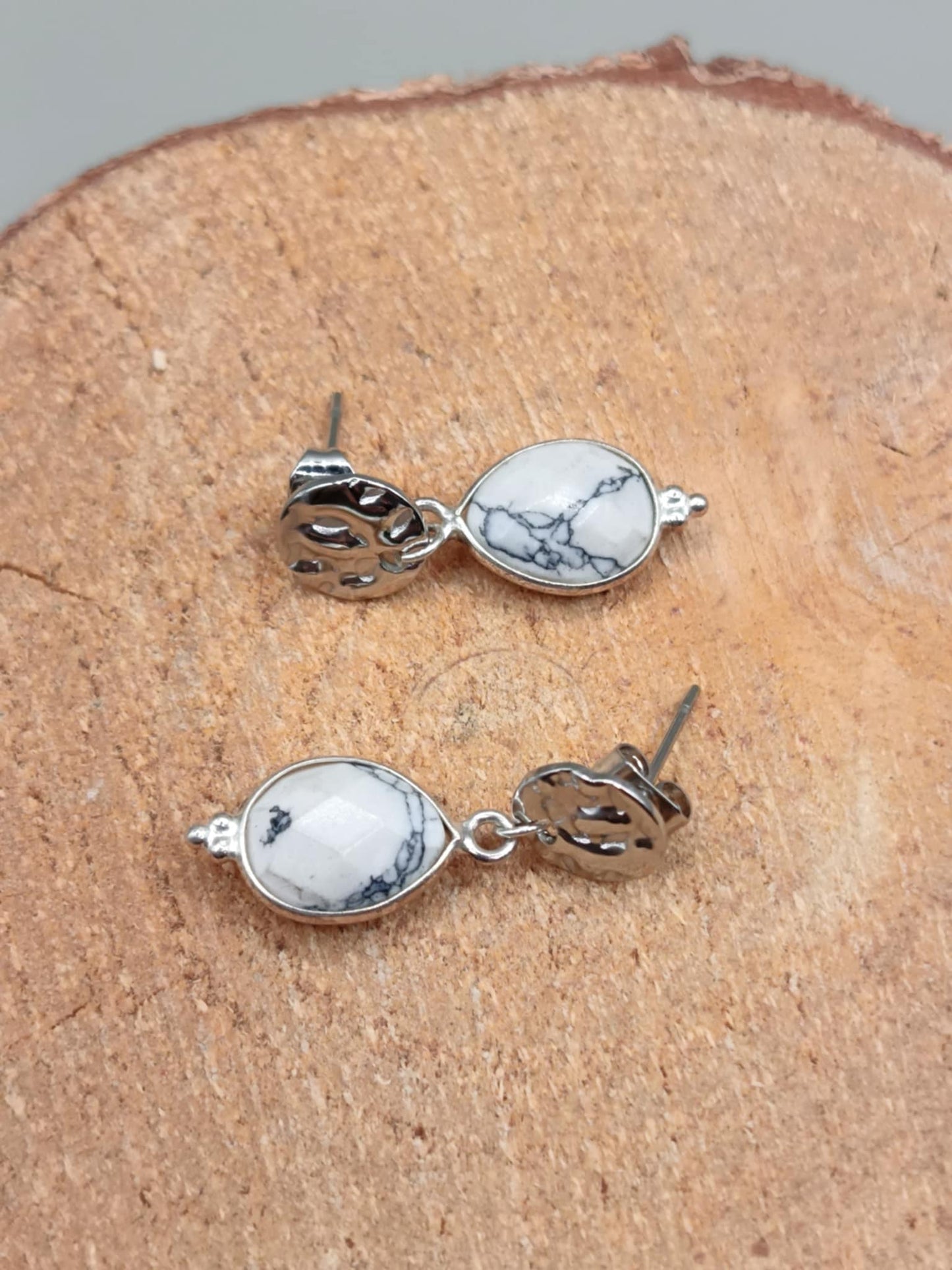 Clous d'oreilles martelée et pierre de Howlite