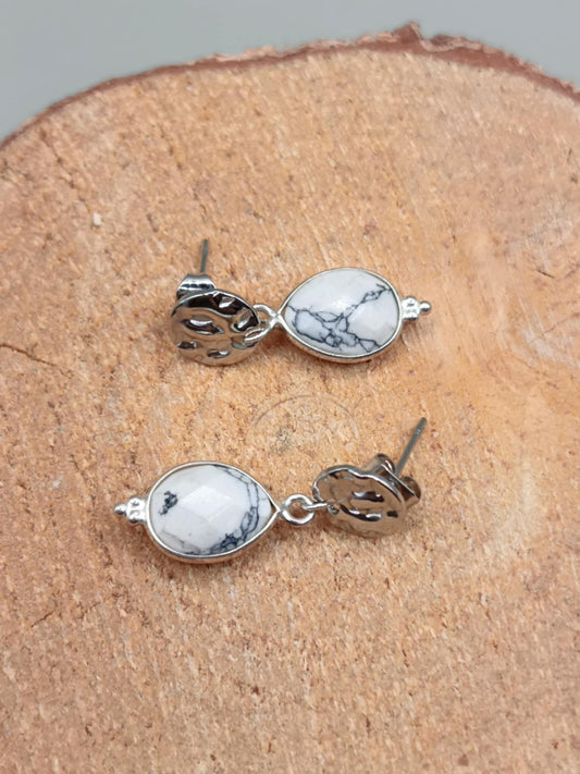 Clous d'oreilles martelée et pierre de Howlite