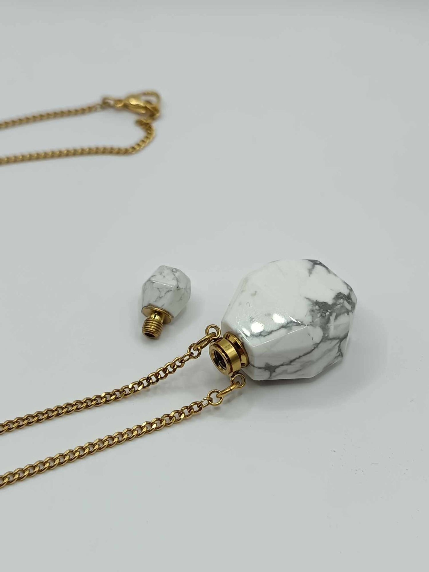 Collier fiole de parfum & Howlite