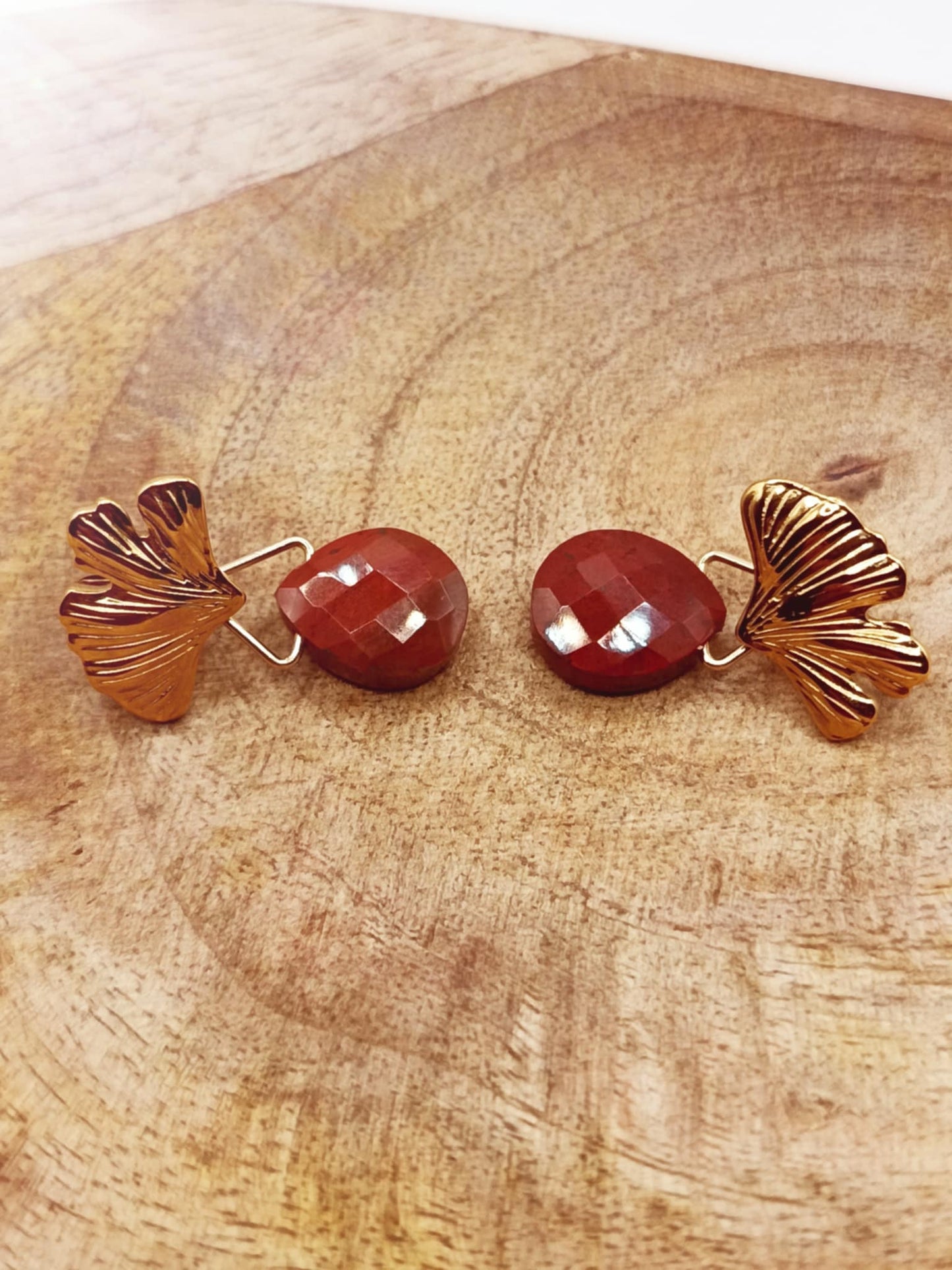 Clous d'oreilles Ginko dorés et Jaspe rouge