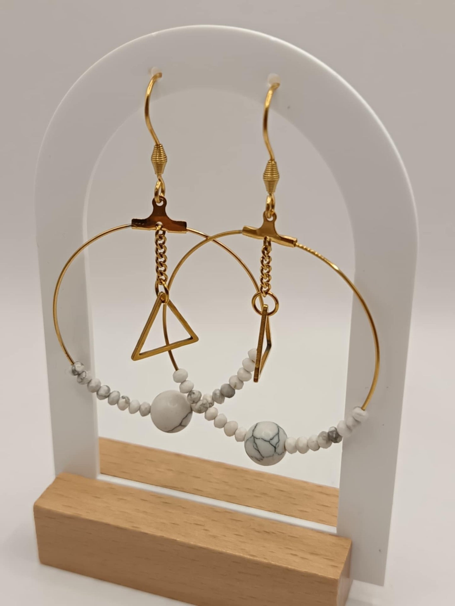 Créoles triangles Howlite