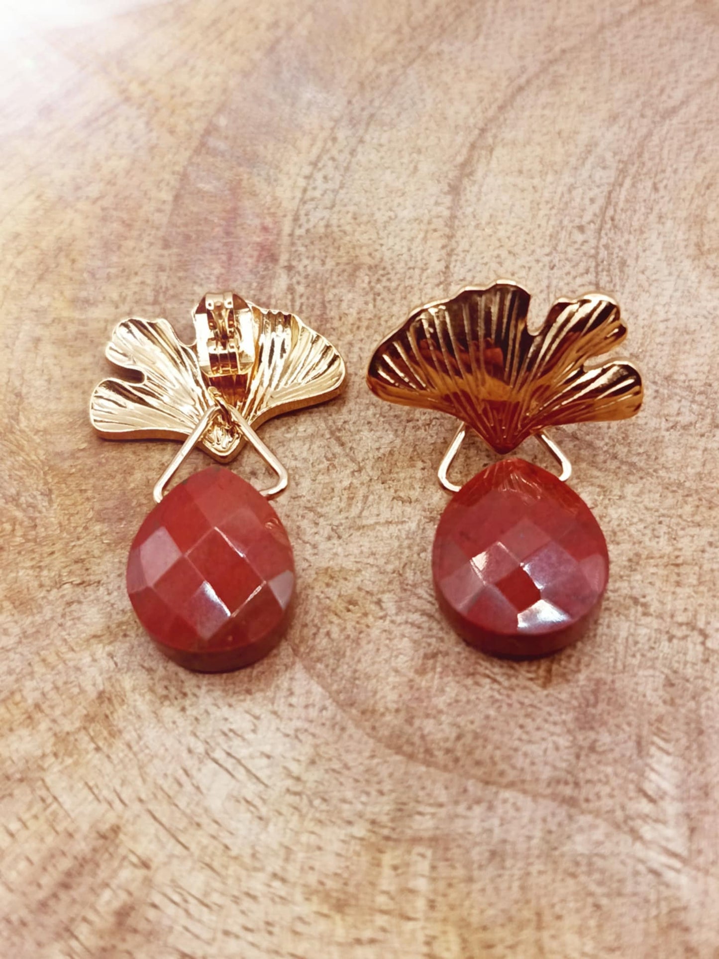 Clous d'oreilles Ginko dorés et Jaspe rouge