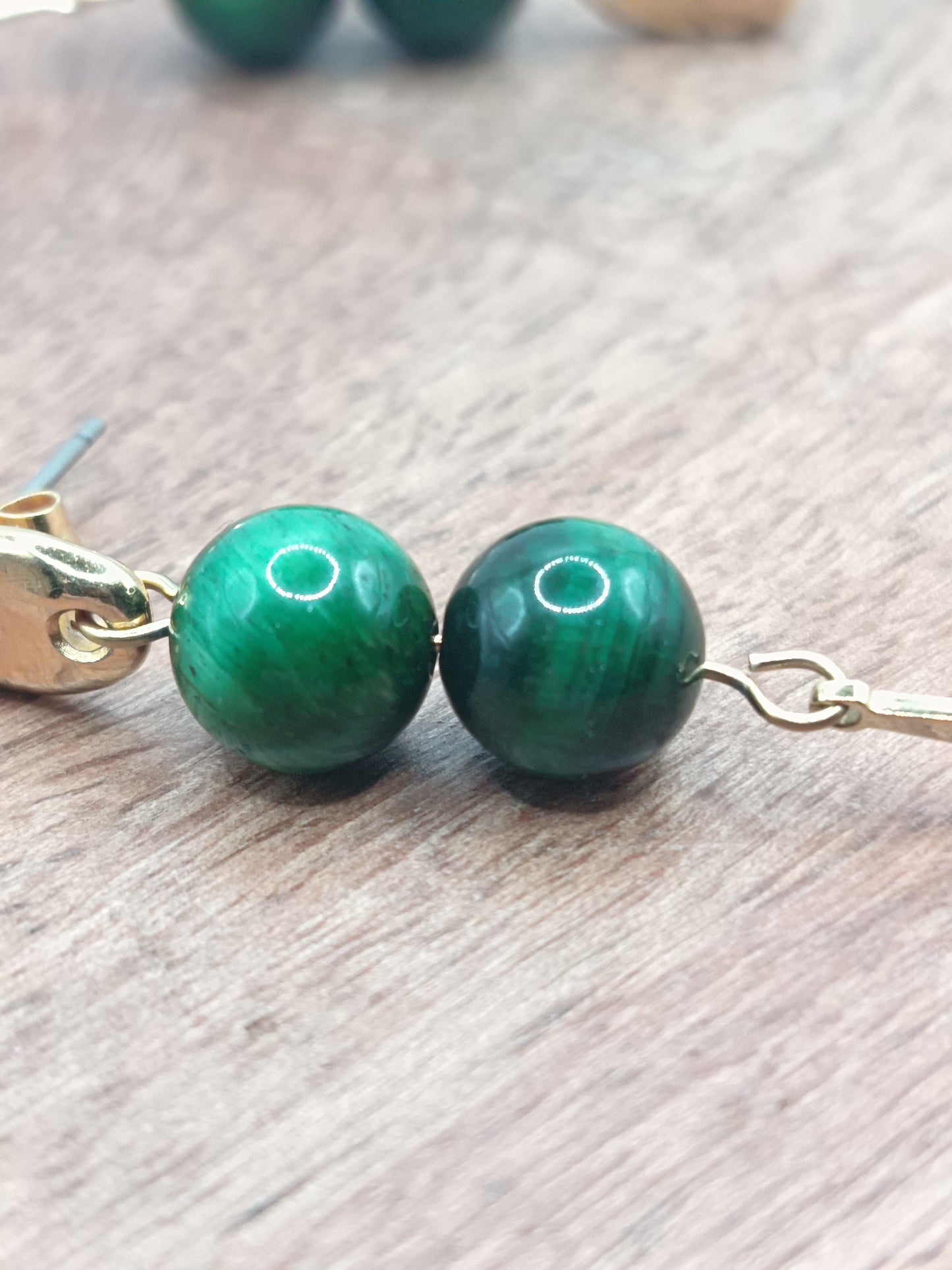 Clous d'oreilles gouttes martelées et Malachite